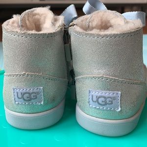 Little kids UGG Boots, silver, size 7
